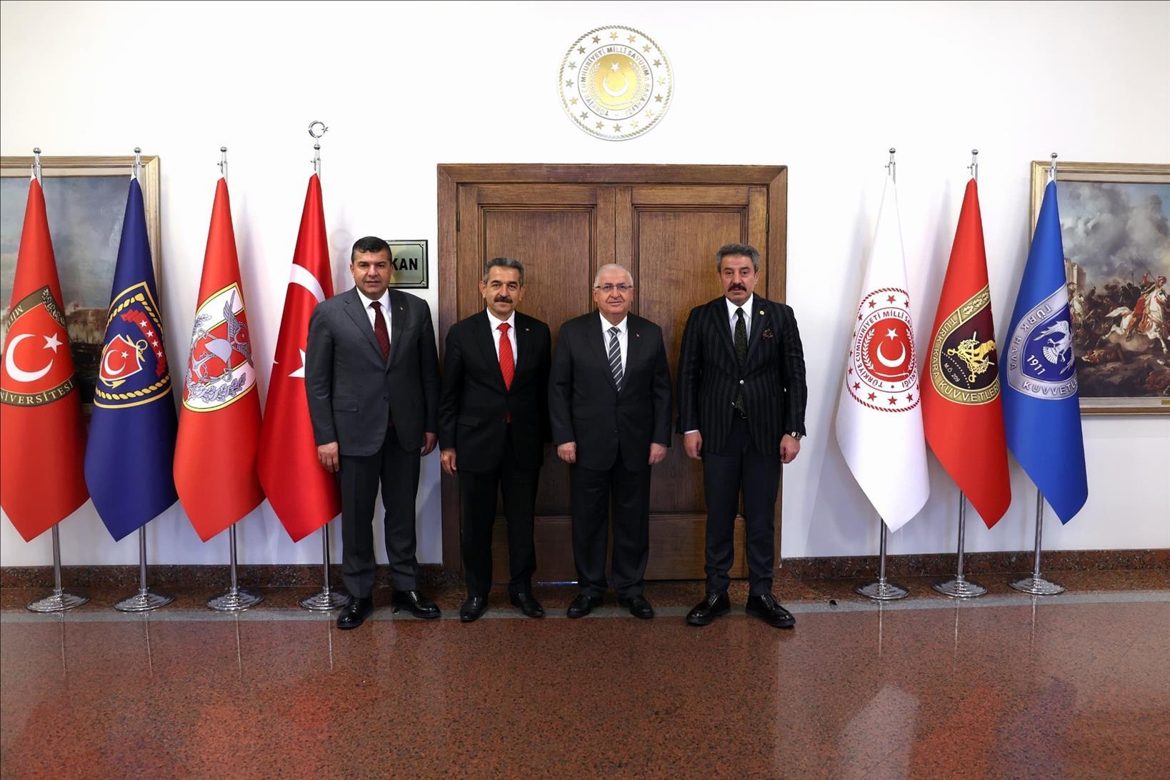 milli-savunma-bakanimiz-snyasar-gulere-ziyaret